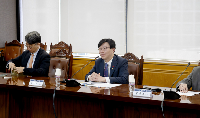 김소영 금융위원회 부위원장이 13일 오후 서울 중구 은행회관에서 금융권, 신용평가사, 학계 전문가들과 함께 개최한 금융시장 현안 점검 . 소통회의에서 '25년 주요 산업에 대한 전망과 거시경제 여건 등을 점검하는 한편, 최근 금융시장 상황 등에 대해 의견을 교환했다. 사진제공=금융위원회