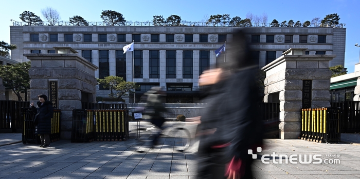 윤석열 대통령 탄핵소추안 가결로 이제 헌법재판소의 결정에 이목이 쏠리고 있다. 헌법재판소는 16일 재판관 전체 회의를 통해 본격적인 심리에 착수한다. 15일 서울 종로구 헌법재판소에 긴장감이 흐르고 있다.
 이동근기자 foto@etnews.com