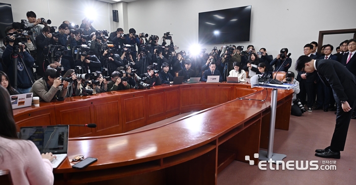 고개숙인 한동훈, 당대표 사퇴...