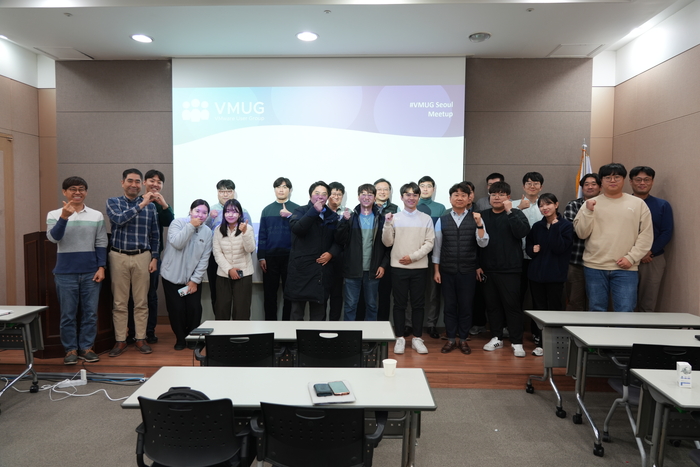 VMUG 서울 임직원이 'VMUG Seoul Meetup 2024' 행사를 마치고 기념촬영을 하고 있다.