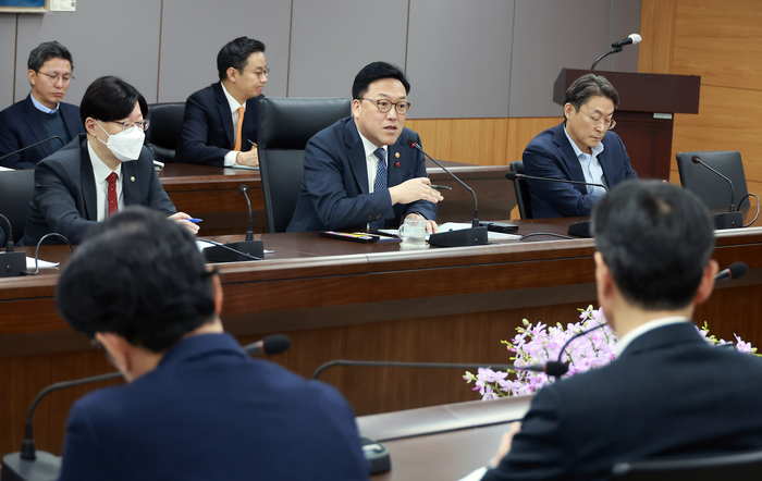 김병환 금융위원장(가운데)이 16일 오전 서울 종로구 정부서울청사에서 열린 확대간부회의에서 직원들에게 당부사항을 전하고 있다. 사진제공=금융위원회