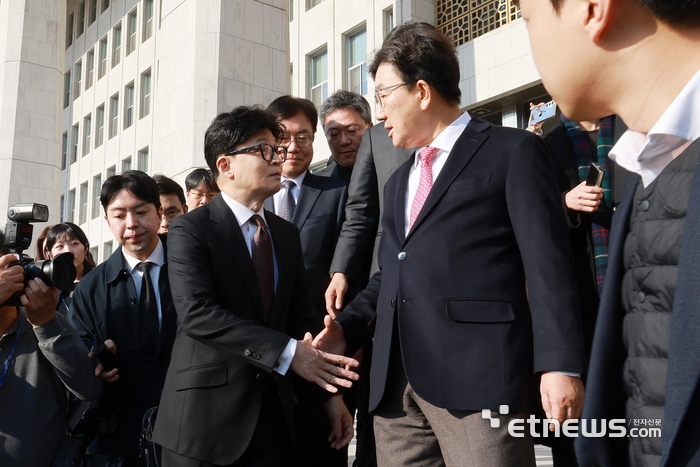 권성동 원내대표와 악수하는 한동훈 대표