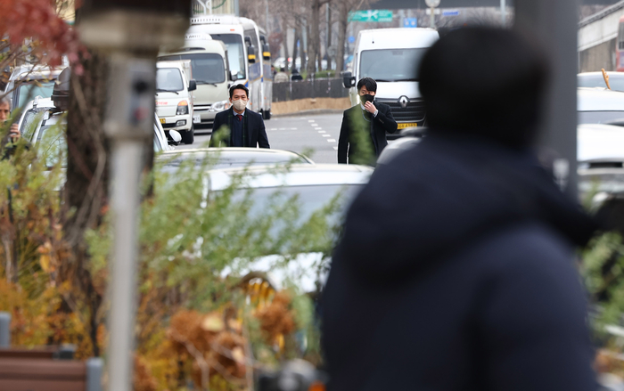 12·3 비상계엄 사태를 수사하는 공조수사본부 관계자들이 16일 서울 용산구 한남동 대통령 관저 앞에서 윤석열 대통령에 출석요구서 전달을 시도한 뒤 이동하고 있다. 연합뉴스