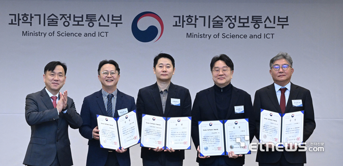 지난해 12월 열린 신SW상품대상 시상식에서 강도현 전 과기정통부 2차관(맨 왼쪽)이 수상자들을 축하하고 있다. 왼쪽부터 강 차관, 박형준 에스티씨랩 대표, 김화랑 더치트 대표, 김정훈 체크멀 대표, 김순모 아이퀘스트 대표. 박지호기자 jihopress@etnews.com