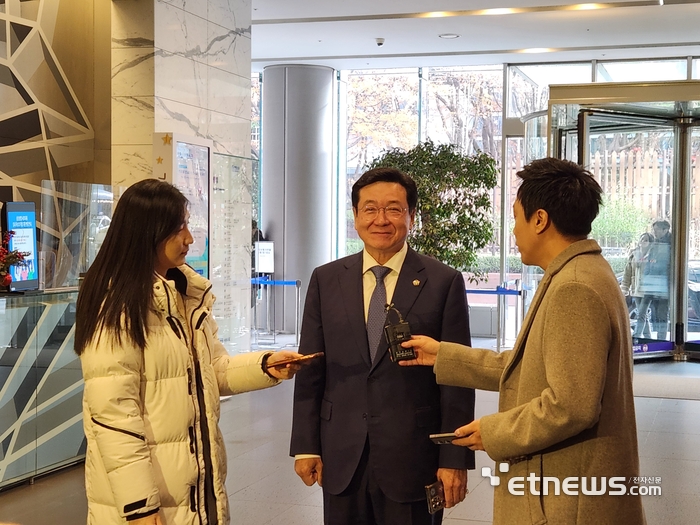 이찬희 삼성준법감시위원장이 17일 서울 서초구 삼성생명 서초사옥에서 열린 정례회의에 앞서 취재진 질문에 답변하고 있다. (사진=김신영 기자)