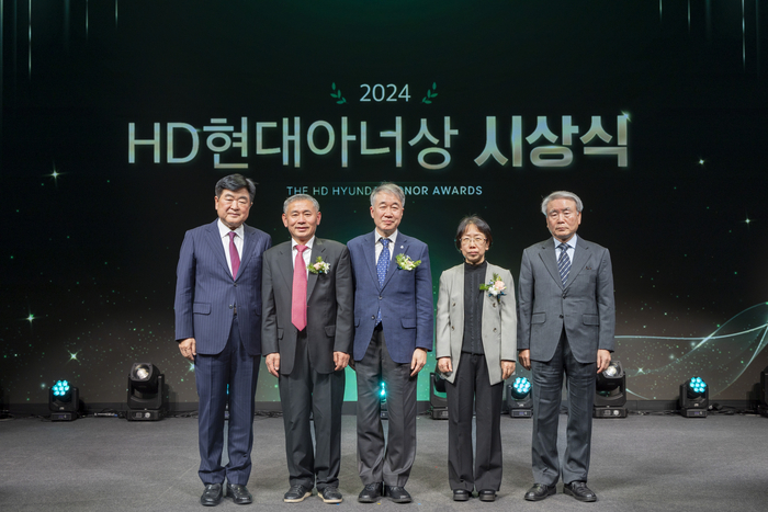 HD현대 글로벌R&D센터에서 제2회 HD현대아너상 시상식이 개최됐다. 수상자들이 기념 촬영하는 모습. HD현대