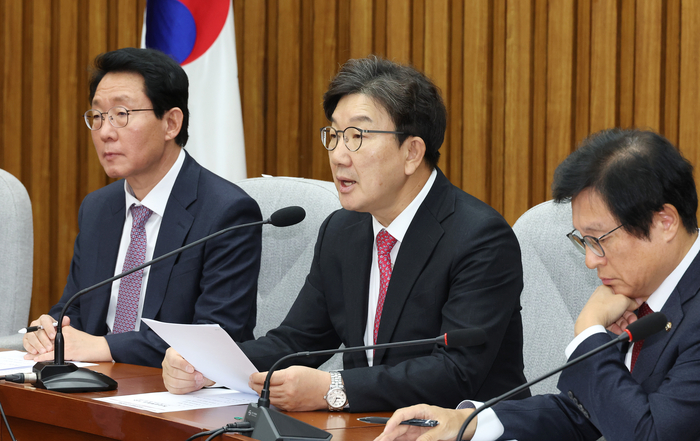 국민의힘 권성동 당 대표 권한대행 겸 원내대표(가운데)가 17일 오전 국회에서 열린 원내대책회의에서 발언하고 있다.