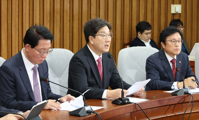 국민의힘 권성동 당 대표 권한대행 겸 원내대표(가운데)가 17일 오전 국회에서 열린 원내대책회의에서 발언하고 있다.