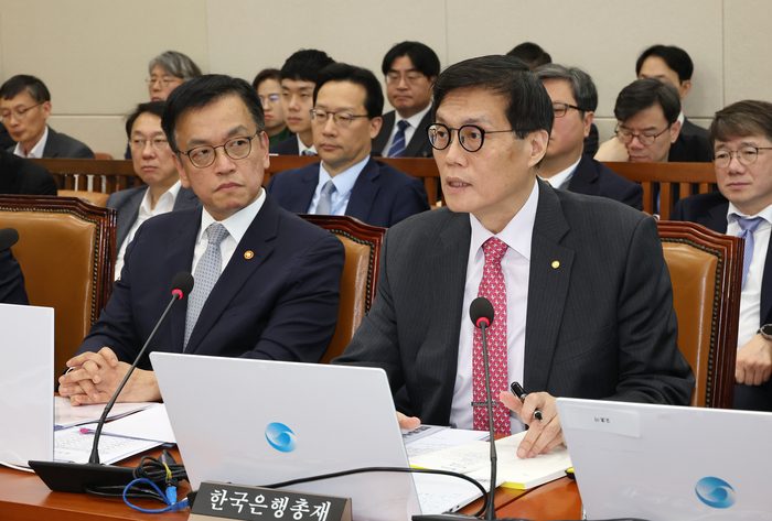 질의에 답변하는 이창용 한국은행 총재
 (서울=연합뉴스) 김주형 기자 = 이창용 한국은행 총재가 17일 오후 국회에서 열린 기획재정위원회 전체회의에 출석해 의원 질의에 답변하고 있다. 왼쪽은 최상목 경제부총리 겸 기획재정부 장관. 2024.12.17
 kjhpress@yna.co.kr
 (끝)