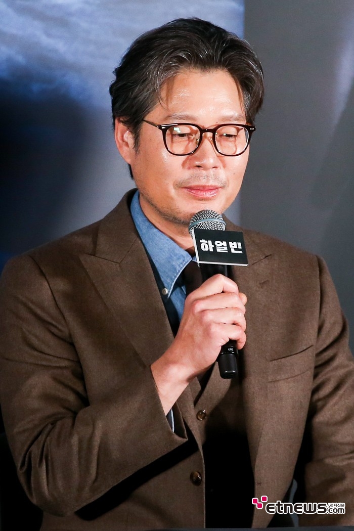 [ET포토] 유재명, '숙연한 모습으로'