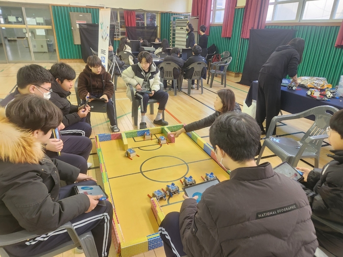 매호중이 학교 강당에서 전교생을 대상으로 '디지털 탐험가 캠프'를 열었다.