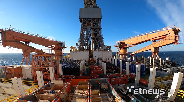 동해 심해 가스·석유전 개발 사업인 '대왕고래'를 진행할 시추선 웨스트 카펠라호가 19일 경북 포항 동쪽 40km 떨어진 구룡포 앞바다에서 시추 준비를 하고 있다. 시추는 수심 1.2km 아래 해저면을 2km가량 뚫고 들어가 두 달간 시료를 채취한 뒤 내년 상반기쯤 1차 시추 결과를 공개할 예정이다. 〈석유공사 제공〉