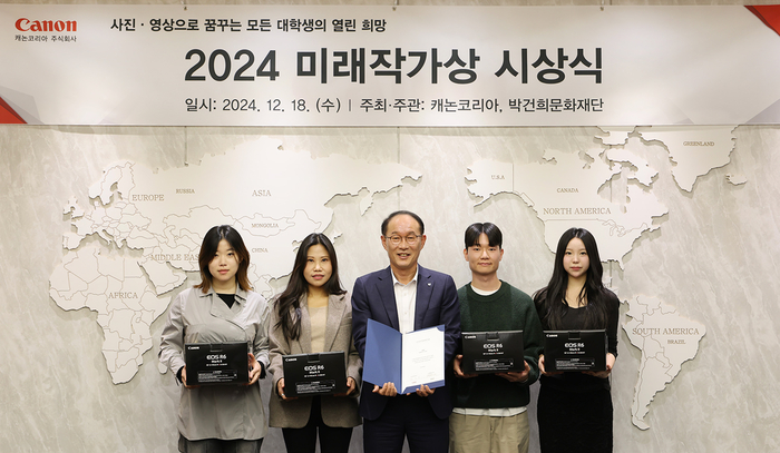 박정우 캐논코리아 대표(가운데)와 2024 미래작가상 수상자