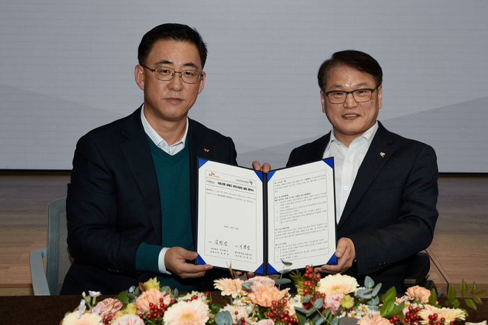 김완성 SK매직 대표(왼쪽)와 이종성 한국장애인고용공단 이사장이 자회사형 장애인 사업장'설립을 위한 업무협약(MOU)을 체결했다.