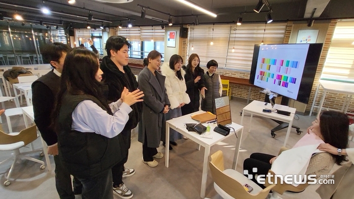 교사 개개인의 퍼스널 컬러를 진단해 분석하고, 나의 퍼스널 컬러에 맞는 헤어, 메이크업 방법, 패션스타일링 등의 연출법을 전달하는 교육이 진행됐다.