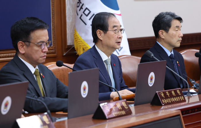 한덕수 대통령 권한대행 국무총리가 19일 정부서울청사에서 임시 국무회의를 주재하고 있다. 연합뉴스