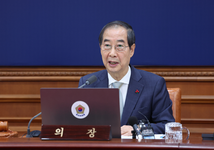 한덕수 대통령 권한대행 국무총리가 19일 정부서울청사에서 임시 국무회의를 하고 있다. 연합뉴스. [대통령통신사진기자단]