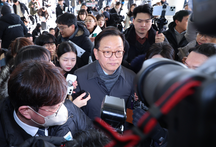 '12·3 비상계엄 사태'로 수사와 탄핵심판을 받게 된 윤석열 대통령의 변호인단 구성에 참여한 석동현 변호사가 19일 오후 서울 서초구 서울고등검찰청 앞에서 취재진에게 둘러싸여 있다. 연합뉴스