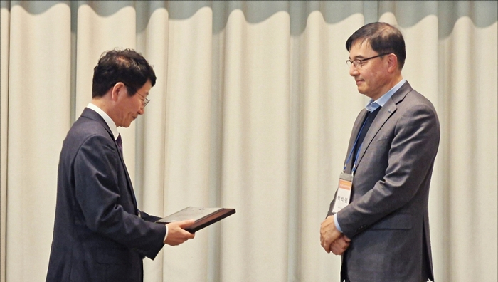 박석회 에코프로씨엔지 대표(오른쪽)가 경상북도 내 자원순환 시책 추진 유공자 표창을 받고 있다. (사진=에코프로)