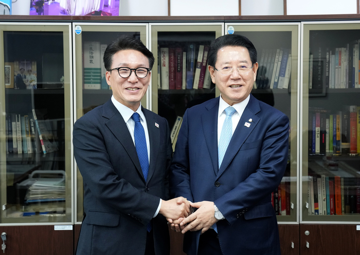 김영록 전라남도지사가 20일 서울 국회에서 김민석 민주당 수석최고위원을 만나 주요 도정 현안 해결을 위한 국회 차원의 협조를 요청하고 있다.