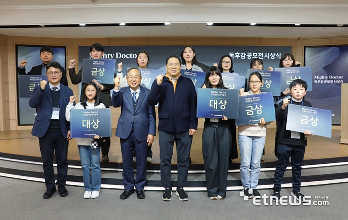 윤희성 학교법인 일송학원 이사장(첫째줄 왼쪽 네번째), 김용선 한림대학교의료원장(세번째), 노승욱 한림대학교 도헌학술원 교수(첫번째) 등이 '마이티 닥터' 독후감 공모전 시상식에서 수상자들과 함께 기념 촬영했다.