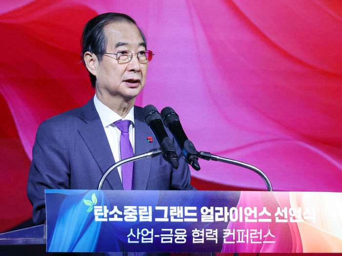 한덕수 대통령 권한대행 국무총리가 23일 서울 용산구 그랜드 하얏트 호텔에서 열린 탄소중립 그랜드 얼라이언스 선언식에서 개회사를 하고 있다. 연합뉴스.