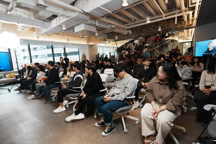 카카오엔터테인먼트는 지난 20일 서울 종각 오피스에서 전사 임직원 참여 아래 연말 시상식 엔톱어워즈를 열고 사내 소통의 자리를 가졌다.