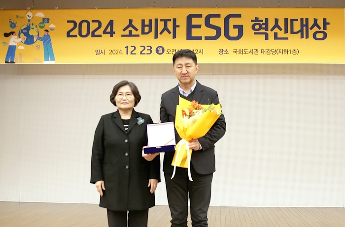 지난 23일 열린 '2024 소비자 ESG 혁신대상'에서 이윤근 카카오페이 ESG협의체장(오른쪽)이 수상 후 기념촬영을 하고있다.