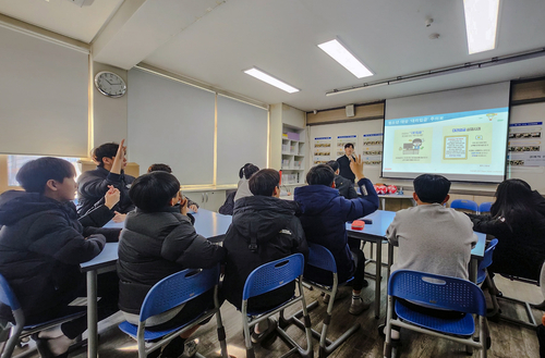 23일 경기도 가평군에 위치한 가평중학교에서 페퍼저축은행이 1사1교 금융교육을 진행하고 있다.(사진=페퍼저축은행)