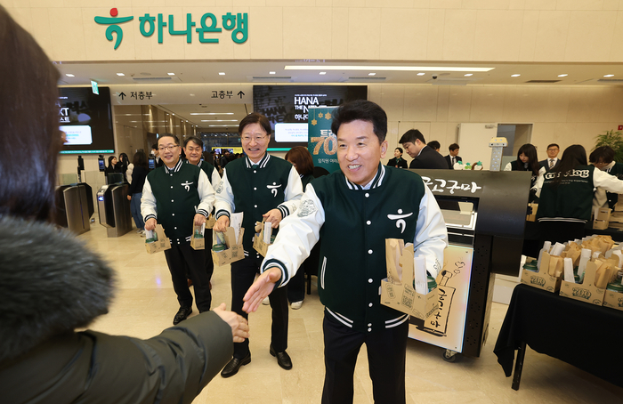 24일 하나은행 을지로 본점에서 열린 트래블로그 서비스 700만 돌파 기념행사에 참석한 함영주 하나금융그룹 회장(사진 오른쪽), 이승열 하나은행장(사진 가운데), 이호성 하나카드 사장(사진 왼쪽)이 임직원들에게 감사 인사를 전하고 있다. 사진제공=하나금융