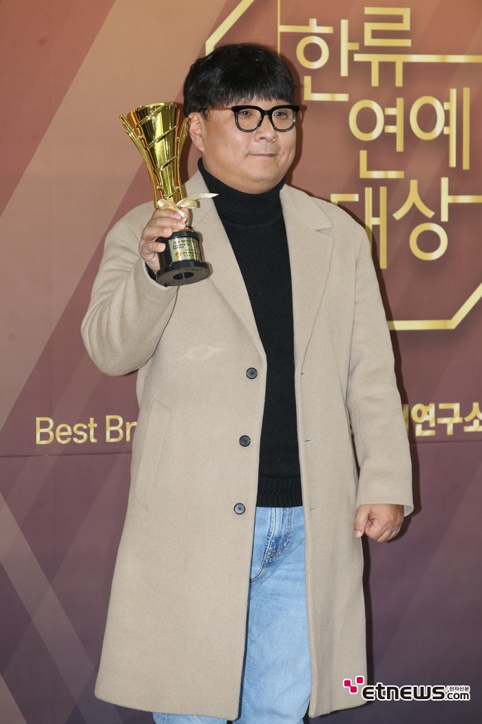 [ET포토] 이영민, '반짝이는 트로피들고'