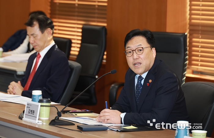 김병환 금융위원장(사진 오른쪽) 26일 한국거래소에서 열린 기업밸류업 간담회에서 발언하고 있다.