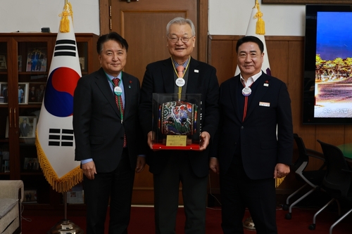 26일 충북도청에서 김영환 충북도지사(왼쪽부터), 윤영달 크라운해태제과 회장, 정영철 영동군수가 2025 세계영동무료 슬롯 사이트 공동조직위원장 위촉 후 기념촬영했다. [자료:크라운해태]