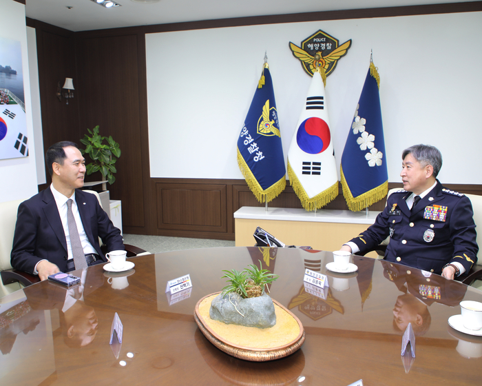 Sh수협은행은 26일, 공익법인인 (재)온라인 카지노 합법 사이트 해성장학회(이사장 안성식)에 해양경찰 유가족 자녀 및 해양·수산계열 우수학생 지원을 위한 장학기금 1억원을 전달했다고 밝혔다. 사진은 지난 12일 있었던 해양환경보호 사업지원 기금 전달식에서 Sh수협은행 신학기 은행장(왼쪽)과 온라인 카지노 합법 사이트 김종욱 청장이 환담을 나누는 모습. 사진제공=Sh수협은행