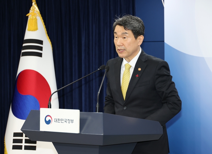 이주호 부총리가 26일 정부서울청사에서 AI 디지털교과서의 지위를 교육자료로 규정하는 초중등교육법 개정안에 대해 재의요구를 건의하겠다고 밝혔다.[교육부 제공]