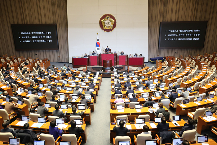 26일 국회 본회의에서 마은혁, 정계선, 조한창 헌법재판소 재판관 선출안이 야당 주도로 통과되고 있다. 연합뉴스