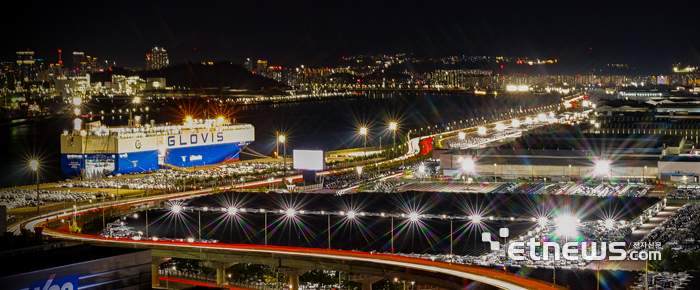 의정갈등, 계엄 선포에 이은 탄핵 정국까지 다사다난했던 2024년. 내수시장 악재 속에서도 우리 경제는 반도체와 자동차 부품 등의 수출 호조세에 힘입어 1년 넘게 수출 증가세를 이어가며 희망의 끈을 놓지 않았다. 환하게 불 밝힌 울산 아산로 선착장에 수출 차량들이 배에 실리기 위해 이동하고 있다.  울산=이동근기자 foto@etnews.com