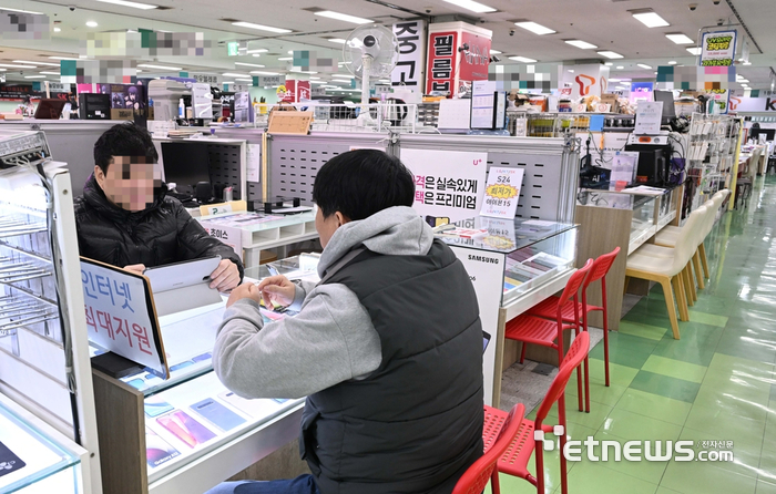 국회에서 단통법 폐지안이 통과된 다음날인 27일 오후 서울 광진구에 위치한 테크노마트 휴대폰 상가에서 고객이 구매 상담을 하고 있다.