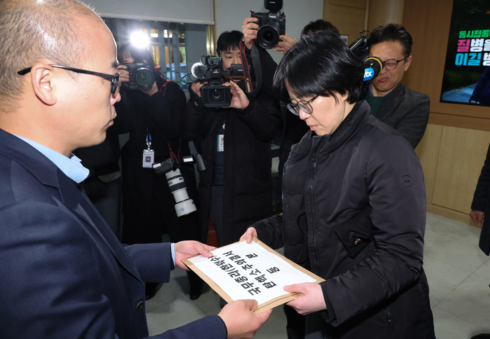 국회, 한덕수 국무총리 무료 슬롯 머신의결서 송달 - 27일 서울 종로구 정부서울청사에서 국회 직원(왼쪽)이 한덕수 국무총리 무료 슬롯 머신의결서 등본을 총리실 직원에게 송달하고 있다. 연합뉴스