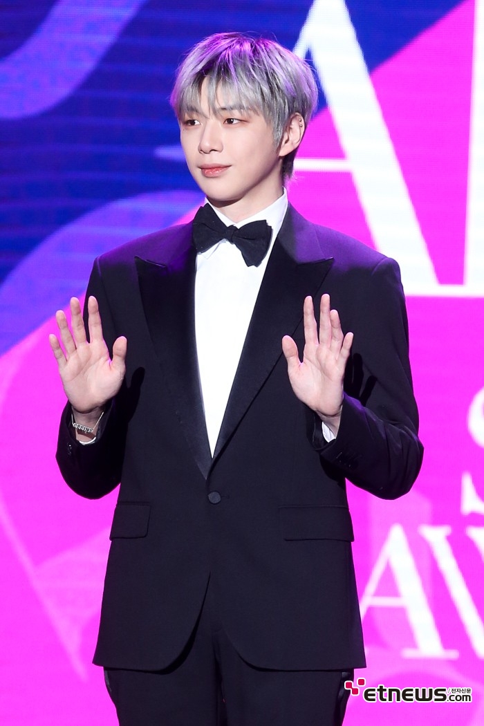 [ET포토] 강다니엘, '호수처럼 넓은 어깨'