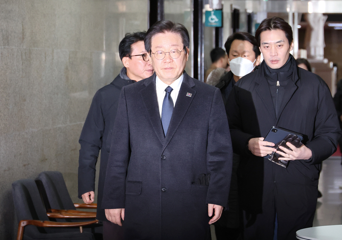 더불어민주당 이재명 대표가 29일 오후 국회에서 전남 무안공항 항공기 활주로 이탈 사고와 관련한 긴급 최고위원회의를 소집, 수습방안 등을 논의하기 위해 회의실로 이동하고 있다. 연합뉴스