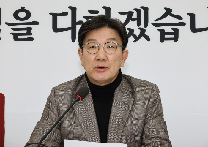 국민의힘 권성동 대표 권한대행 겸 원내대표(가운데)가 29일 오후 국회에서 전남 무안공항 여객기 사고와 관련해 행정안전위원회와 국토교통위원회 등 관련 상임위 소속 의원들과 긴급회의를 열고 수습방안 등 논의 결과를 설명하고 있다. 연합뉴스