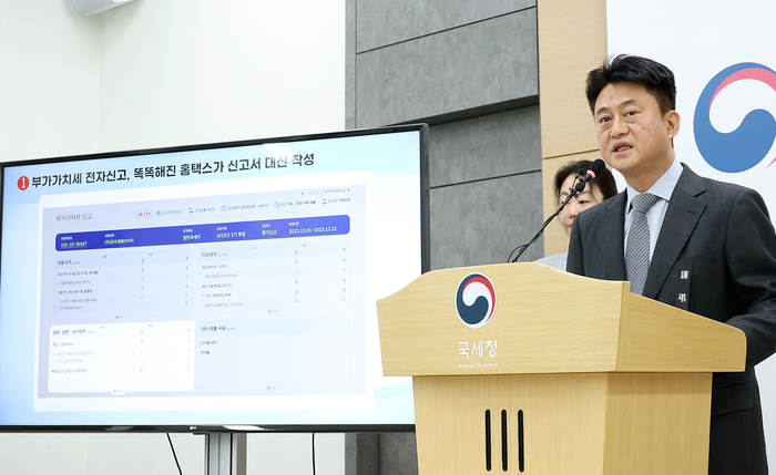 이성진 국세청 정보화관리관이 30일 정부세종청사에서 홈택스 개편 관련 브리핑을 하고 있다.[국세청 제공]