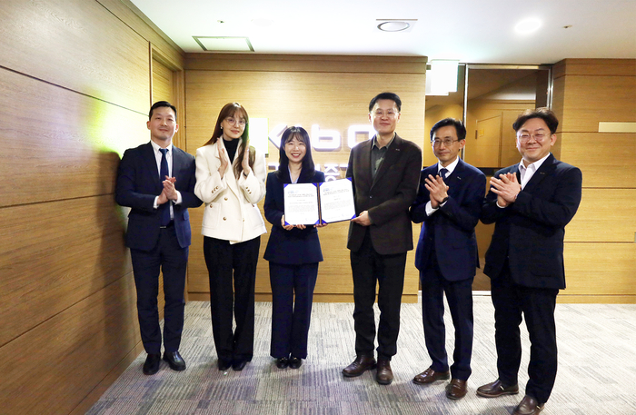 (왼쪽 세 번째부터)강혜영 UN SDGs협회 대표와 천창호 기술보증기금 이사가 지속가능개발목표경영지수 선정서 수여식에서 기념촬영했다.(사진=기술보증기금)