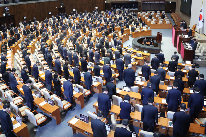 31일 오후 국회 본회의에서 우원식 국회의장을 비롯한 의원들이 제주항공 여객기 참사 희생자를 추모하며 묵념하고 있다. 연합뉴스