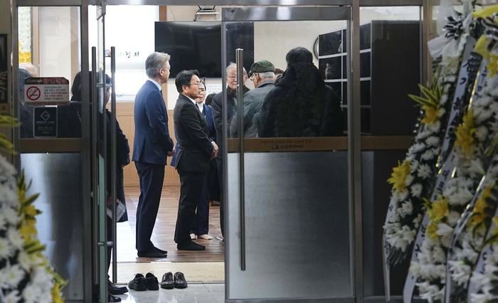 강기정 광주시장이 진나달 31일 오전 서구 한 장례식장에 마련된 '제주항공 여객기 참사' 희생자의 빈소를 찾아 조문하고 있다.