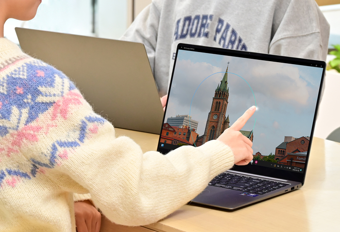 삼성전자는 AI PC '갤럭시 북5 프로'를 2일 국내 출시한다.