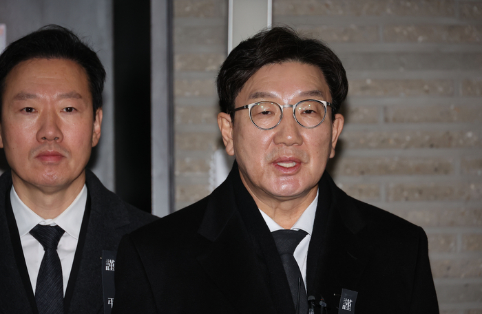 국민의힘 권성동 원내대표가 1일 오전 서울 여의도 국민의힘 중앙당사에서 열린 현안관련 비공개 회의를 마치고 나와 취재진 앞에서 발언하고 있다. 연합뉴스