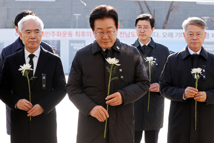 더불어민주당 이재명 대표가 새해 첫날인 1일 오전 광주 동구 5·18 민주광장에 설치된 '제주항공 여객기 참사 희생자 합동분향소'에서 헌화하고 있다.