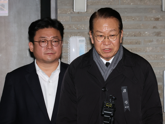 국민의힘 권영세 비상대책위원장이 1일 오전 서울 여의도 국민의힘 중앙당사에서 열린 현안관련 비공개 회의를 마치고 나와 취재진 앞에서 발언하고 있다.